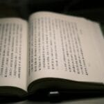 Otwarta książka z chińskimi znakami jako symbol analizy języka