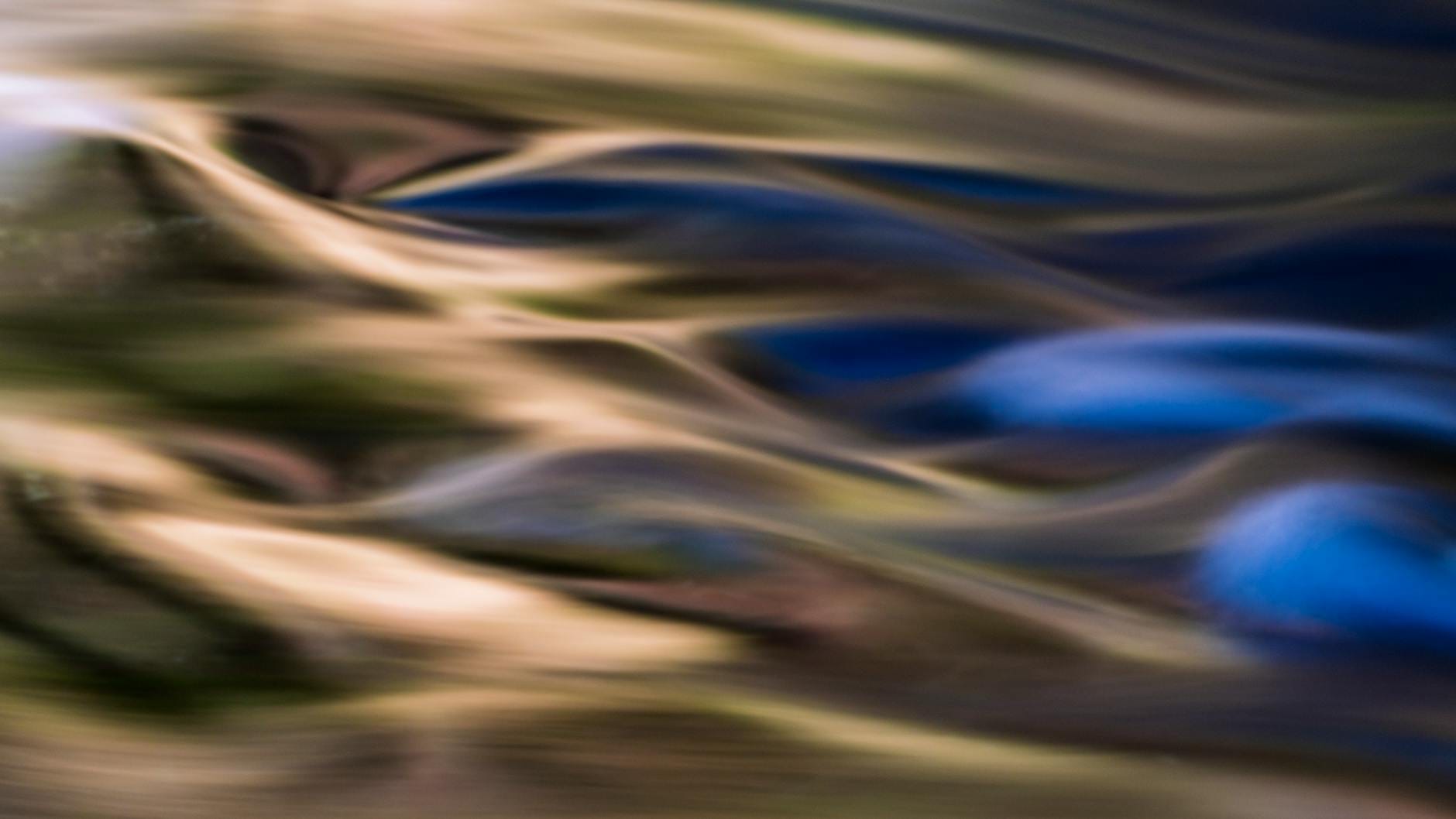 Abstrakcyjne refleksy światła na falującej powierzchni wody