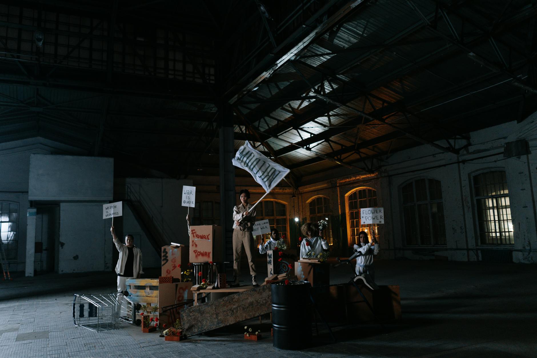 Grupa różnorodnych aktywistów z transparentami podczas pokojowego protestu