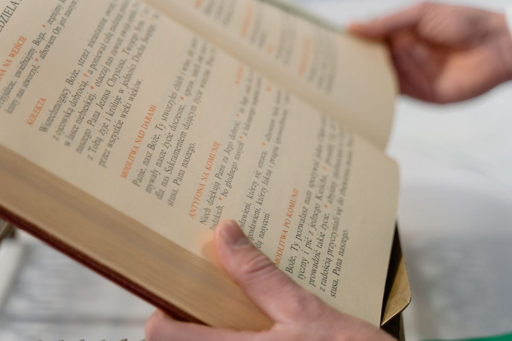 Stylizacja gwarowa u Reymonta: jak czytać dialogi w „Chłopach” bez zniechęcenia